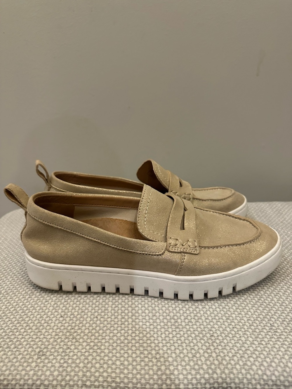 Vionic Uptown Loafer Women’s 7.5 Tan Metallic Gold Comfort Slip On Shoes Classic